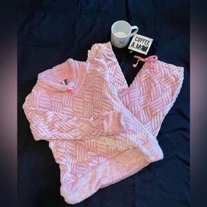 Jaclyn Intimate super soft & cozy fleece pink pajamas.​